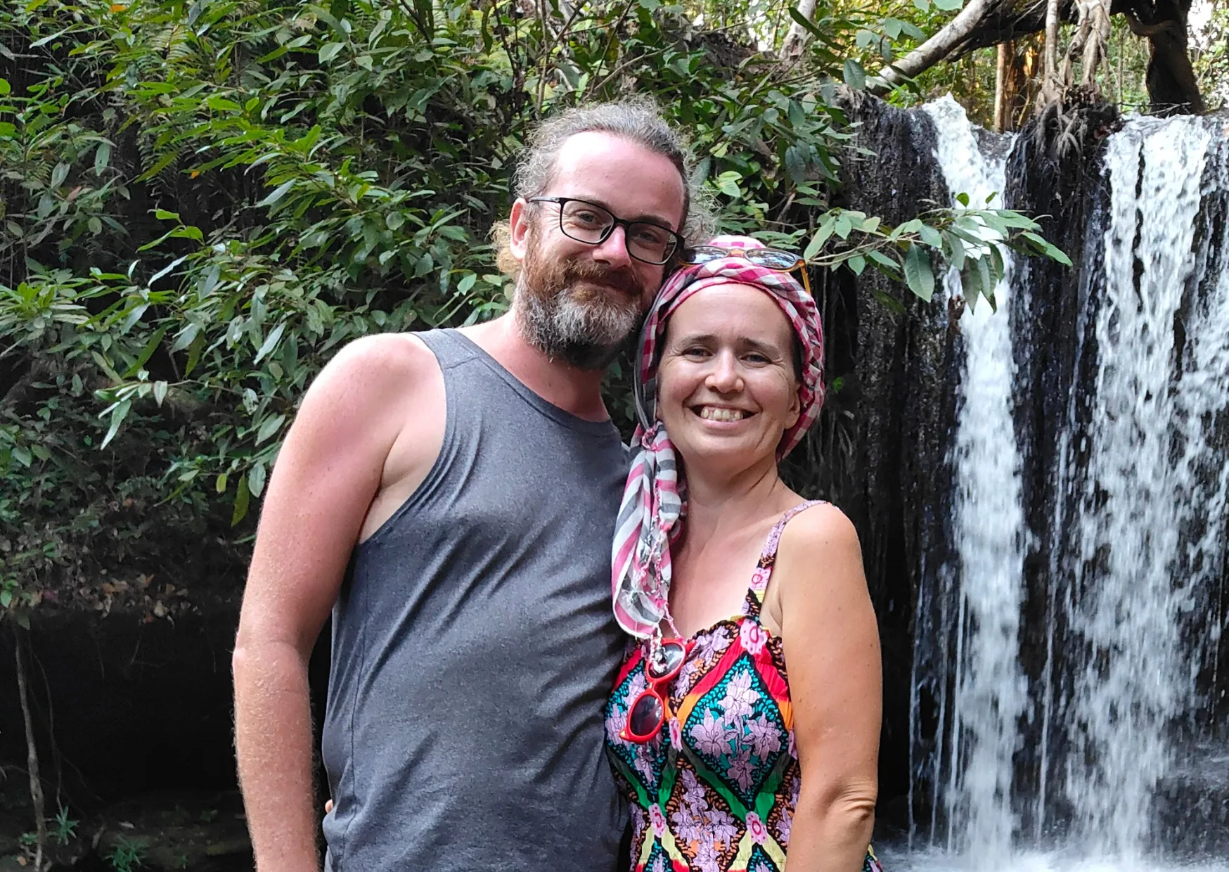 Couple nomade qui se retrouve pendant une balade