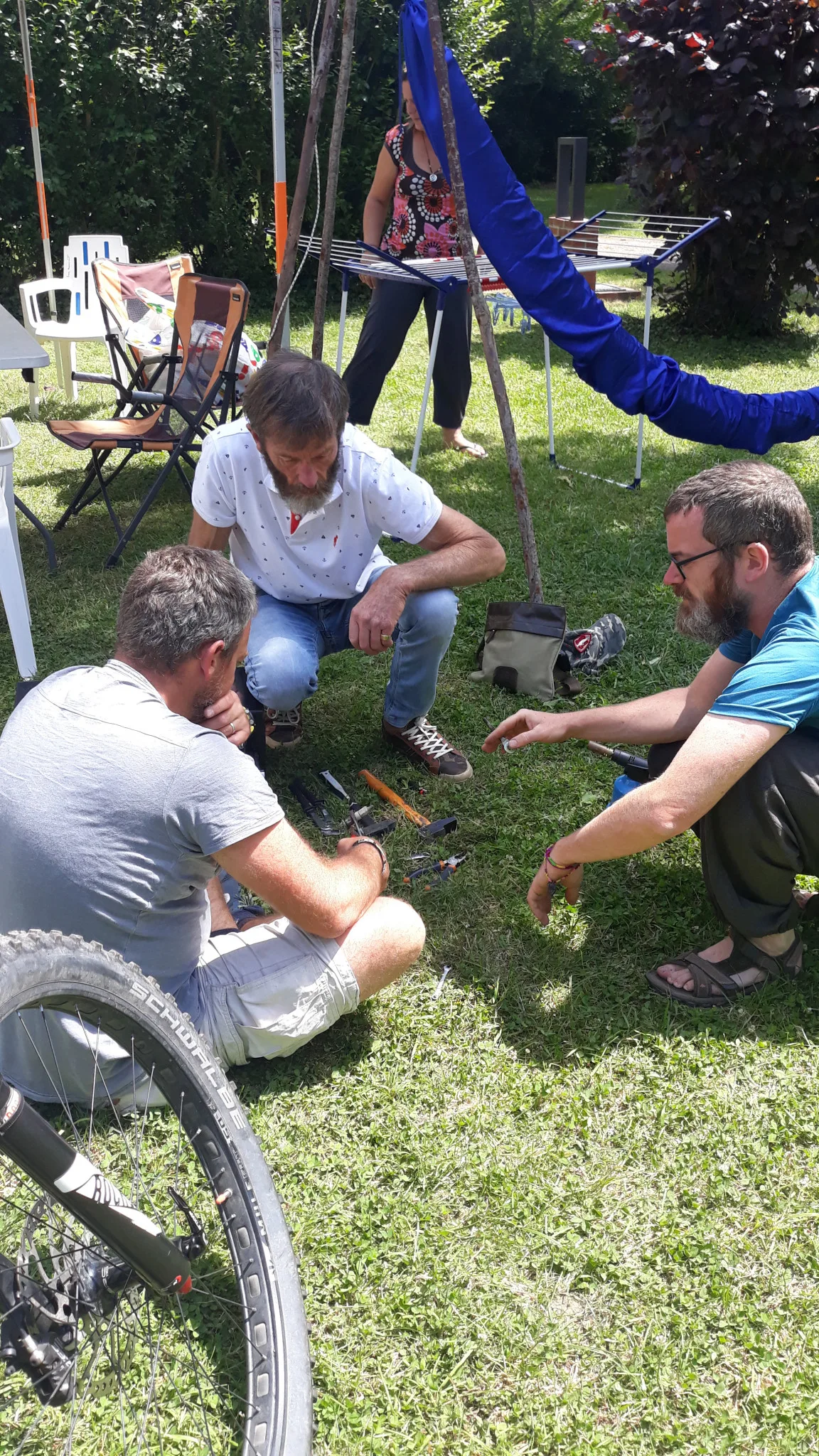 Yannick effectuant l'entretien de Marley pour préparer notre vadrouille.