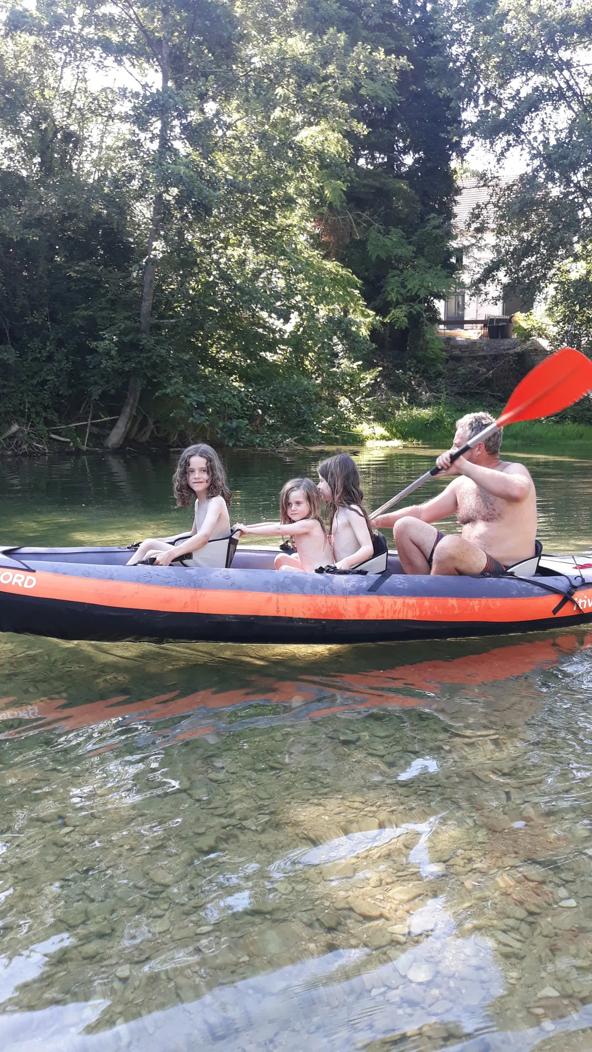 Balade en canoë sur l’Aube avec les Bos'Trotters lors de nos retrouvailles familiales.