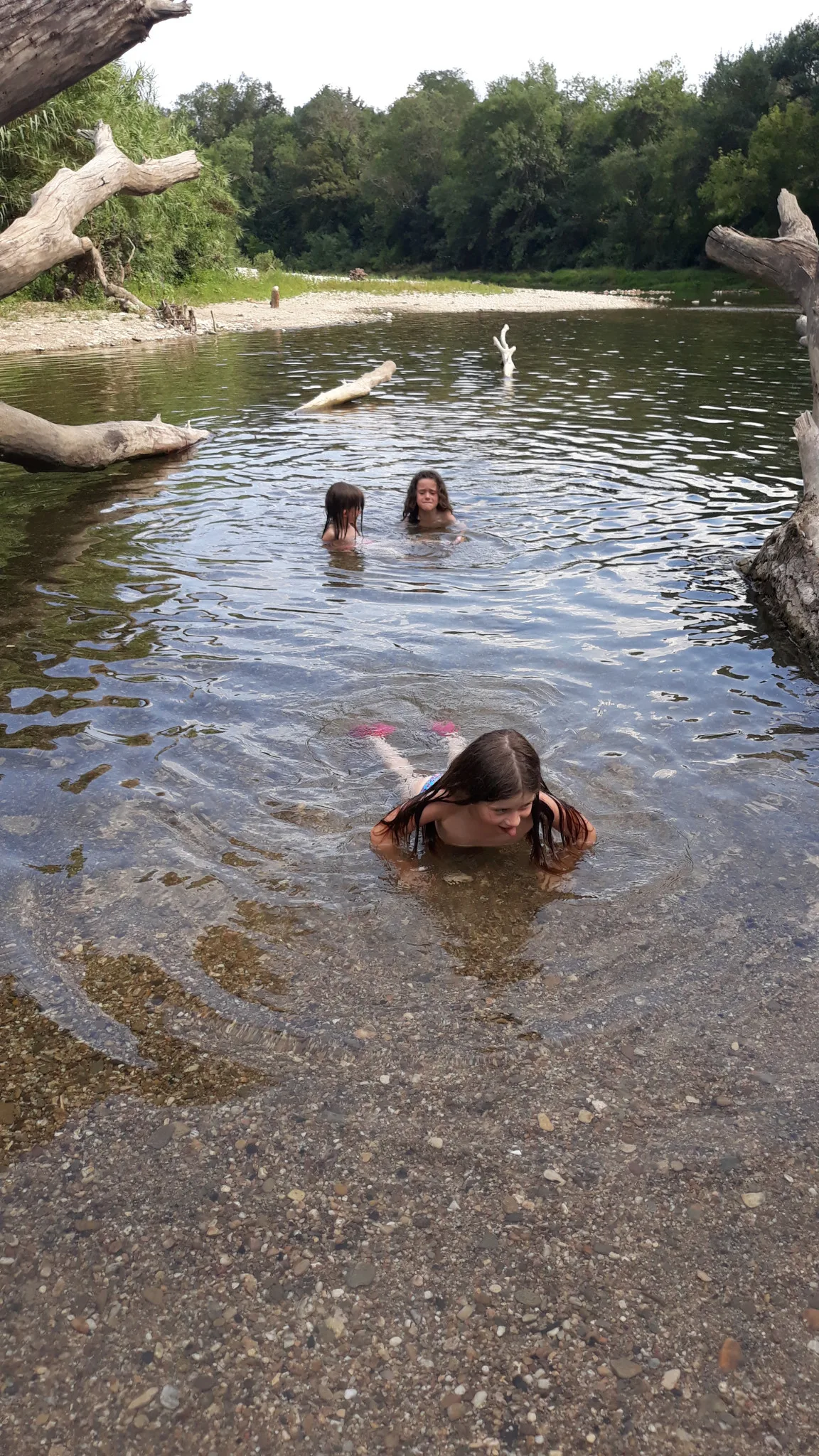 Un spot de rêve au bord de la Cèze près de Goudargues, parfait pour se détendre en famille.