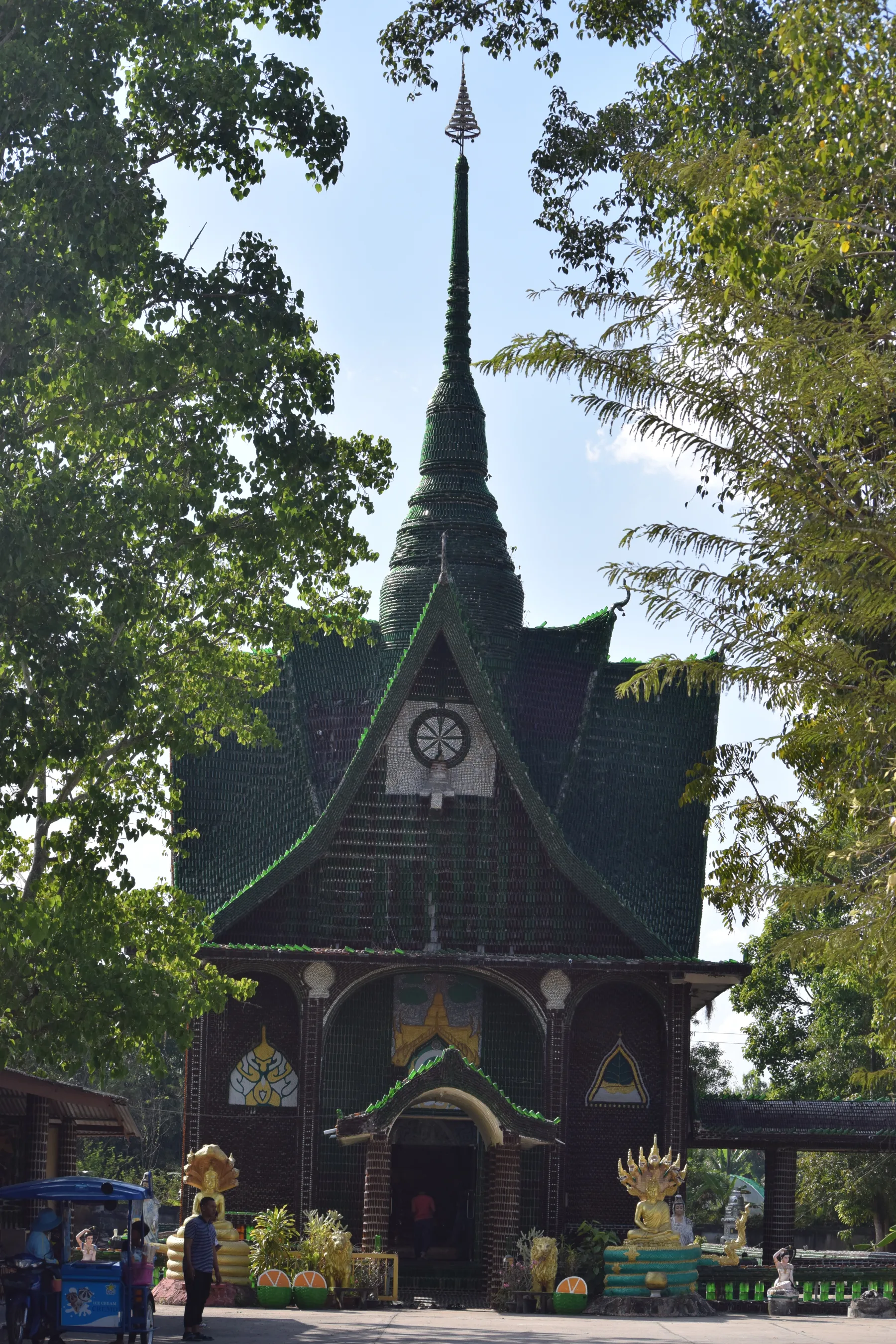 temple bouteilles Wat Lan Khuad