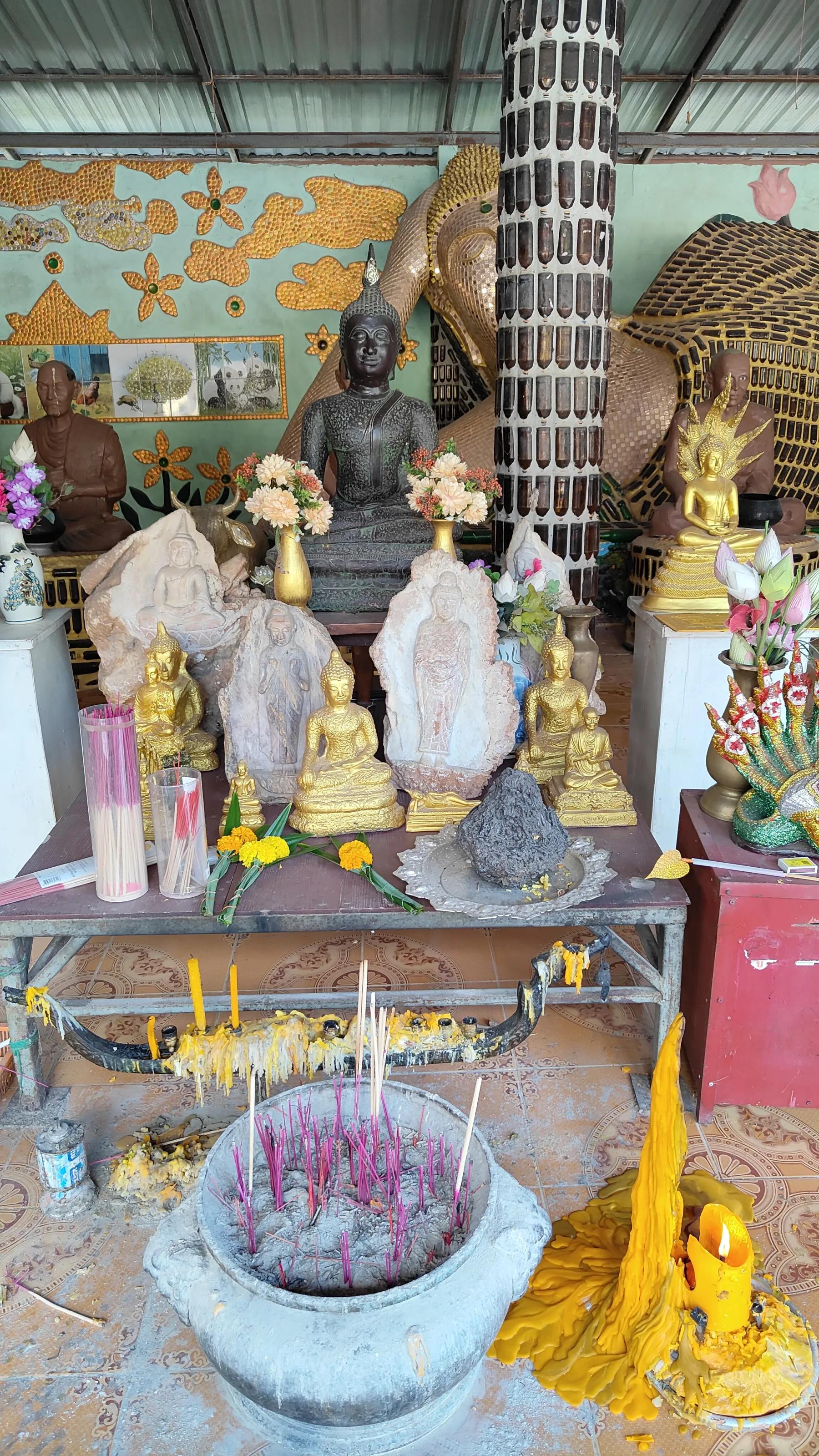 temple bouteilles Wat Lan Khuad