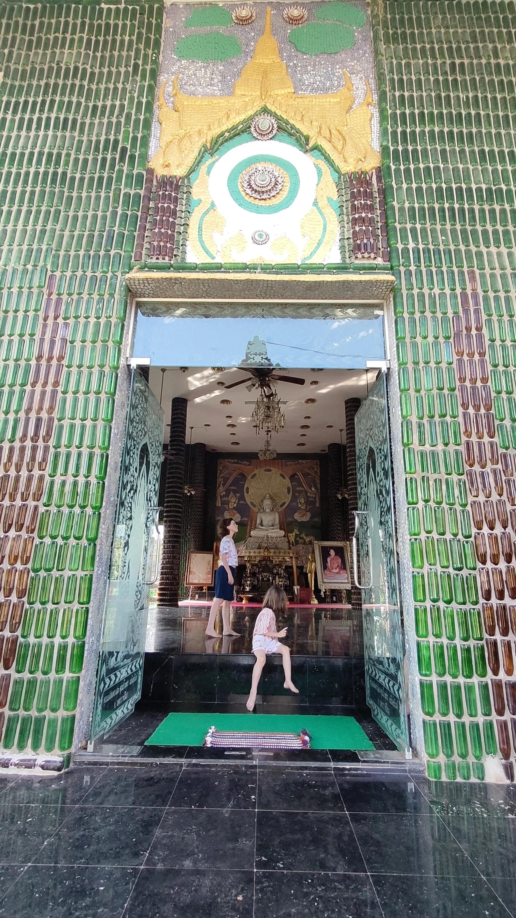 temple bouteilles Wat Lan Khuad