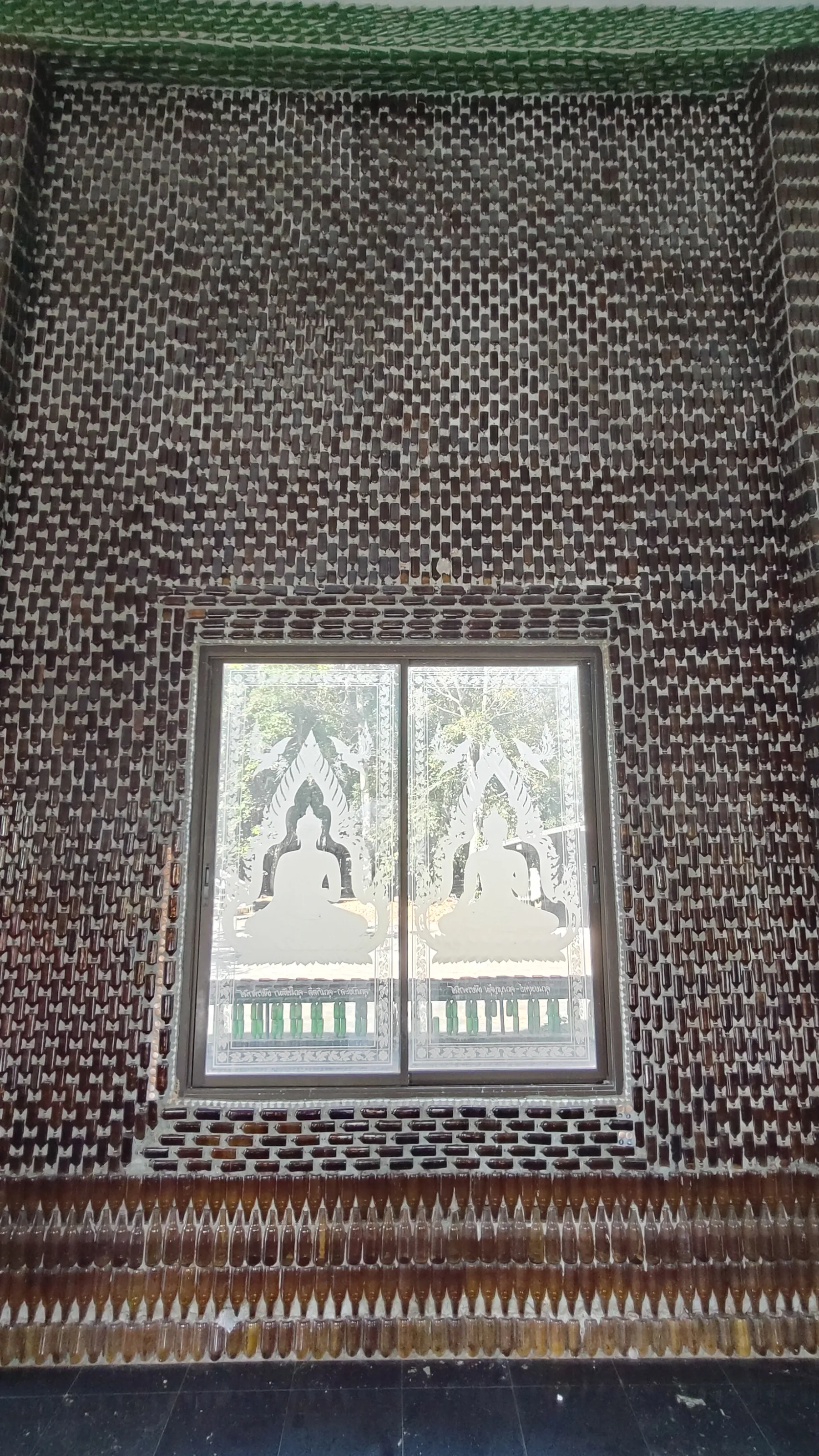 temple bouteilles Wat Lan Khuad