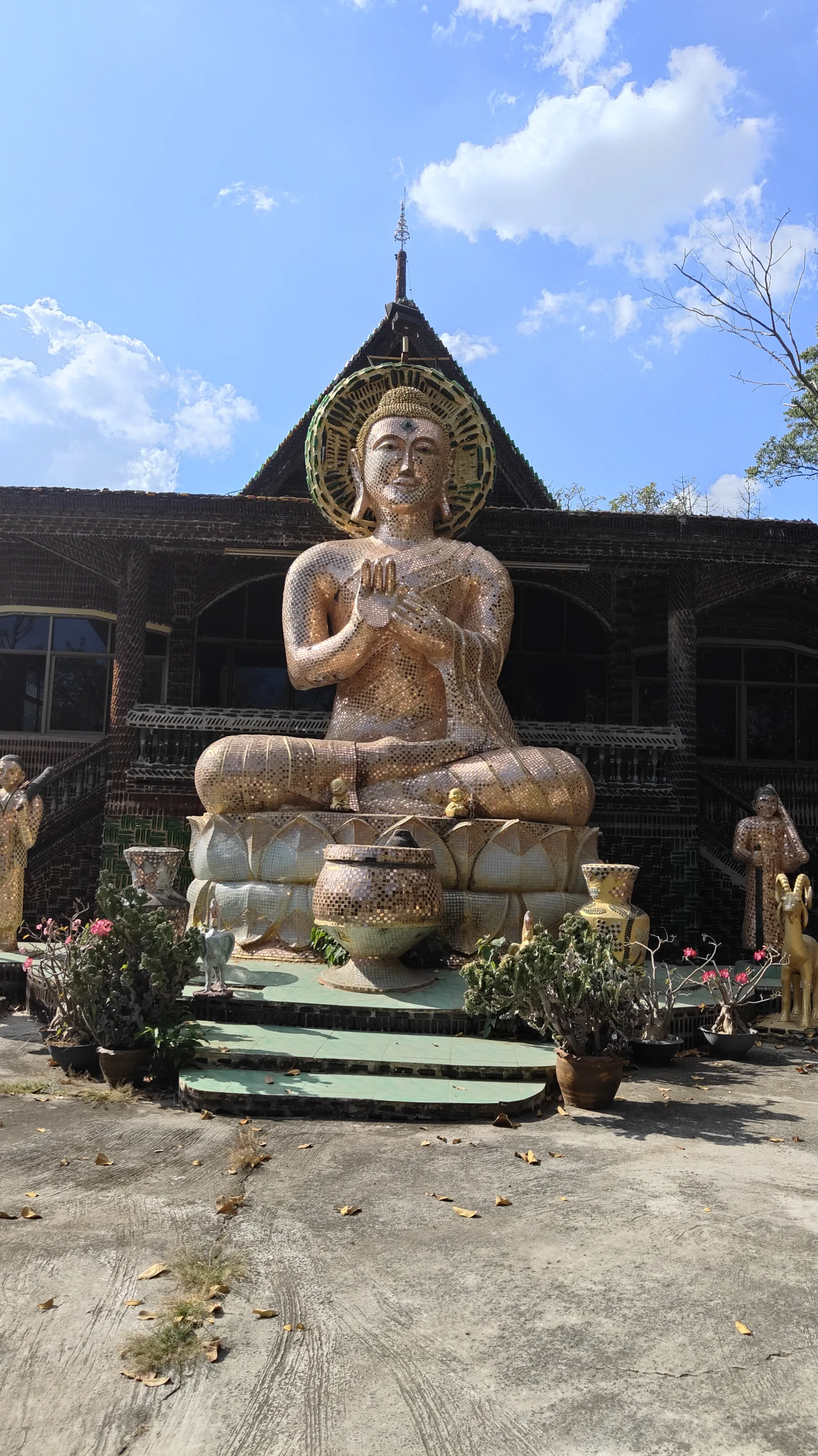 temple bouteilles Wat Lan Khuad