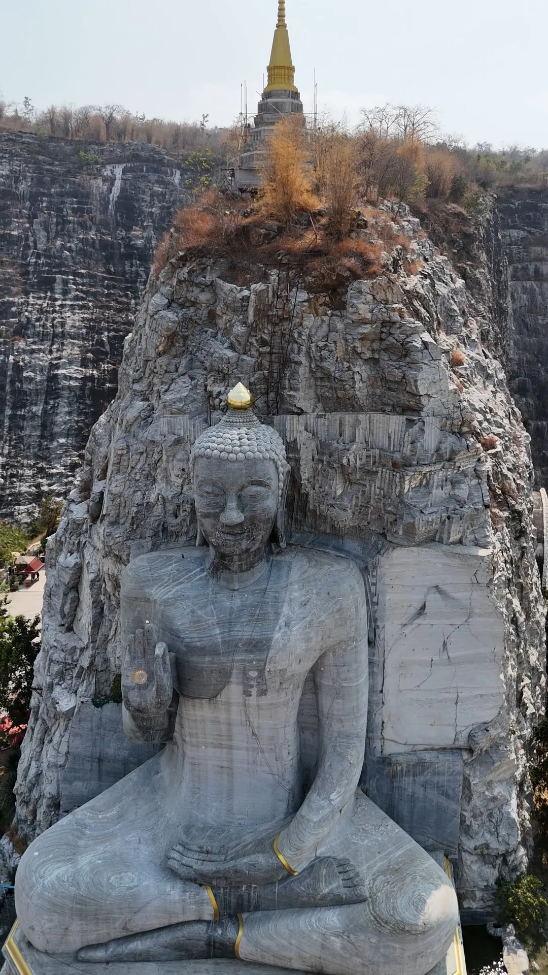 Wat Khao Tham Thiam