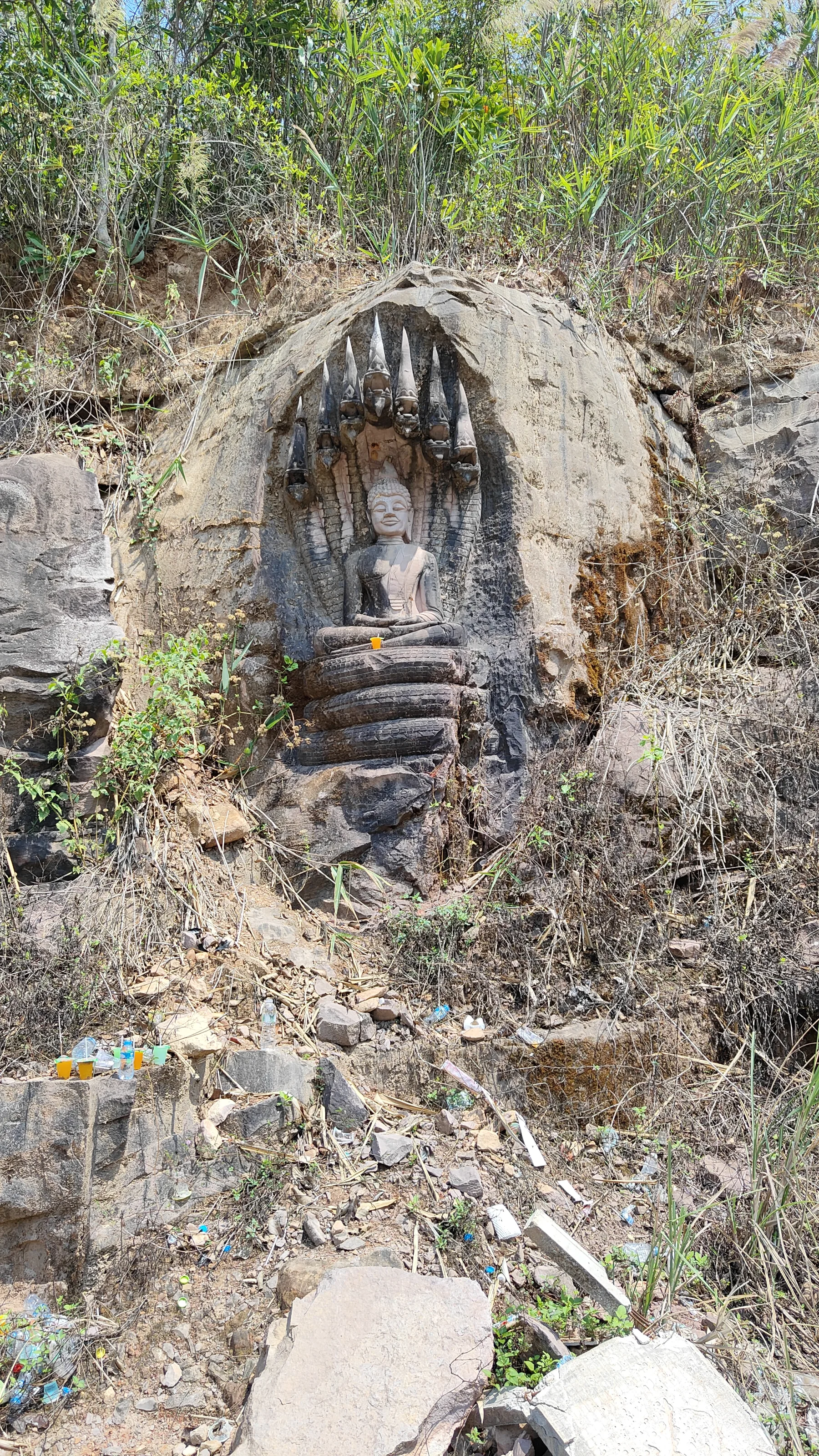 boucle de Thakekh - Sandstone Buddha Rock Sculptures