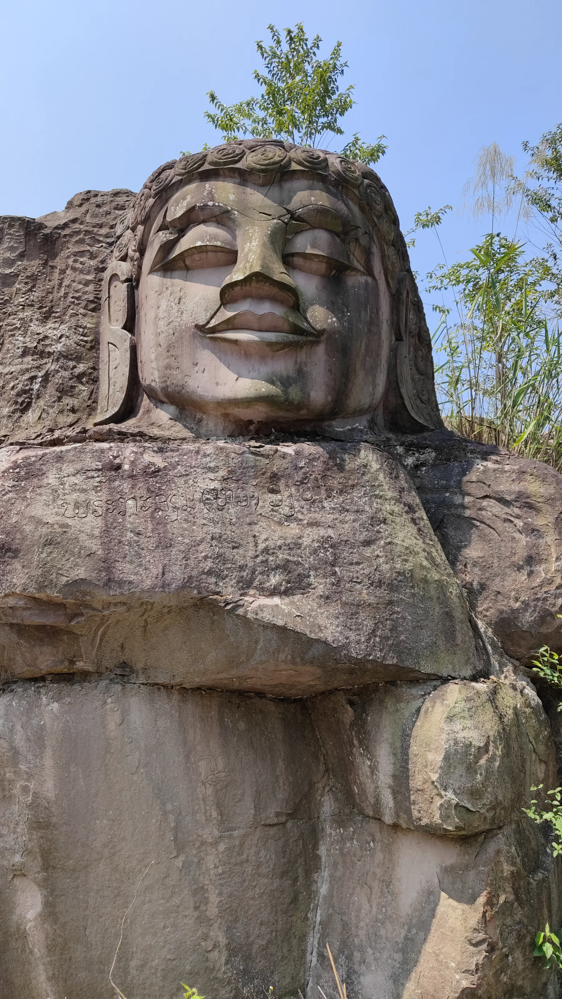 boucle de Thakekh - Sandstone Buddha Rock Sculptures