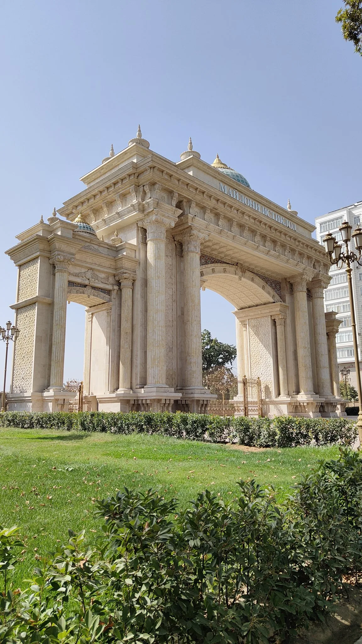 monument Isiklol - Douchanbé