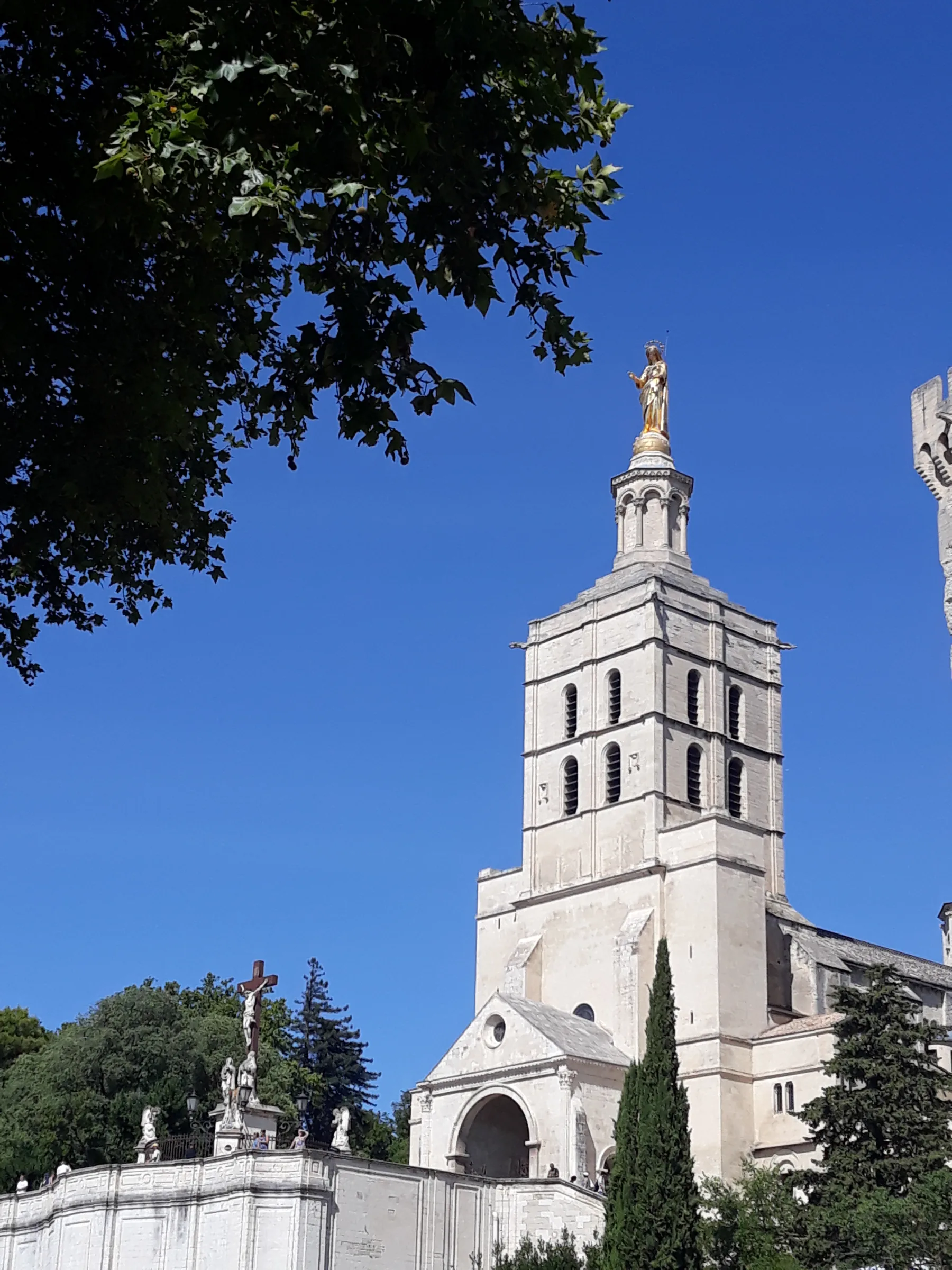 Vue extérieure du majestueux Palais des Papes à Avignon, monument gothique du Moyen Âge