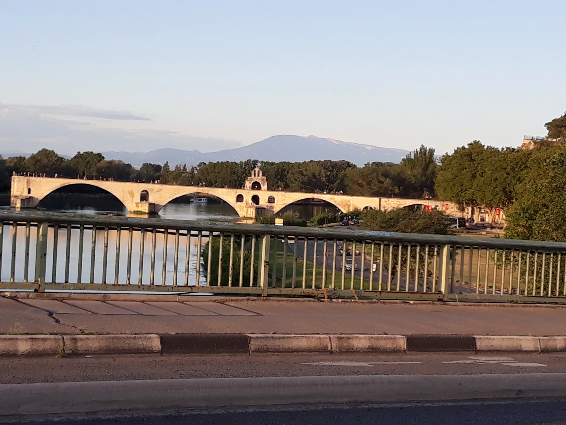 Pont d’Avignon surplombant le Rhône, emblématique de la ville et riche en légendes