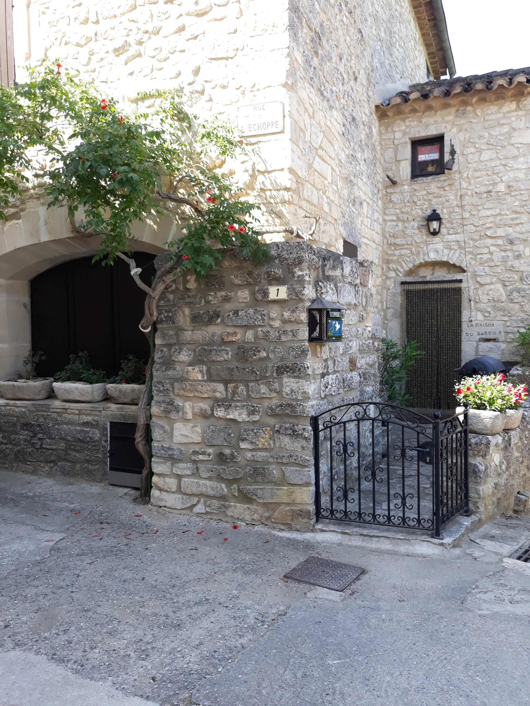 Village de Montclus, classé parmi les Plus Beaux Villages de France, avec ses ruelles pavées et maisons en pierre.