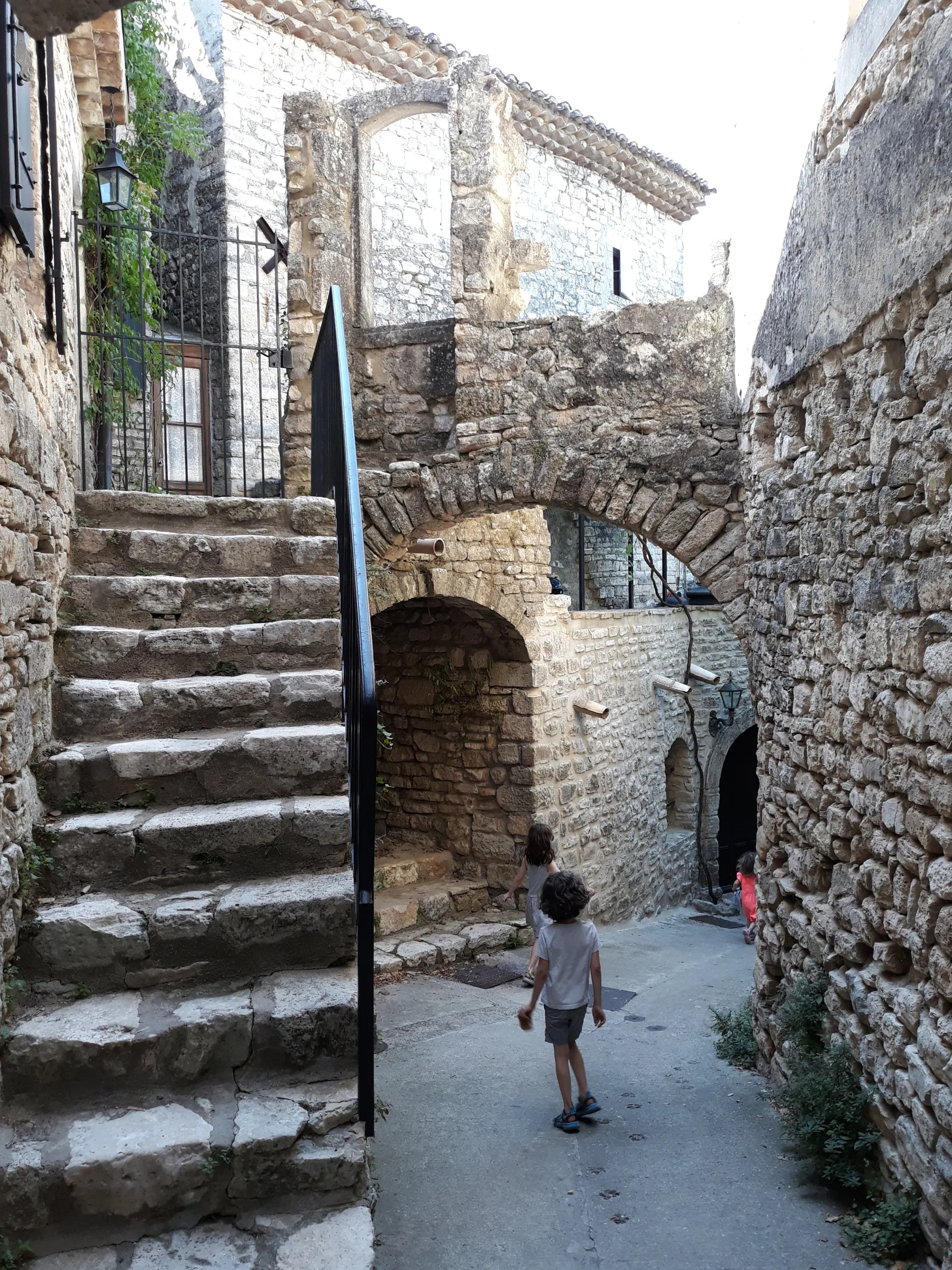 Village de Montclus, classé parmi les Plus Beaux Villages de France, avec ses ruelles pavées et maisons en pierre.
