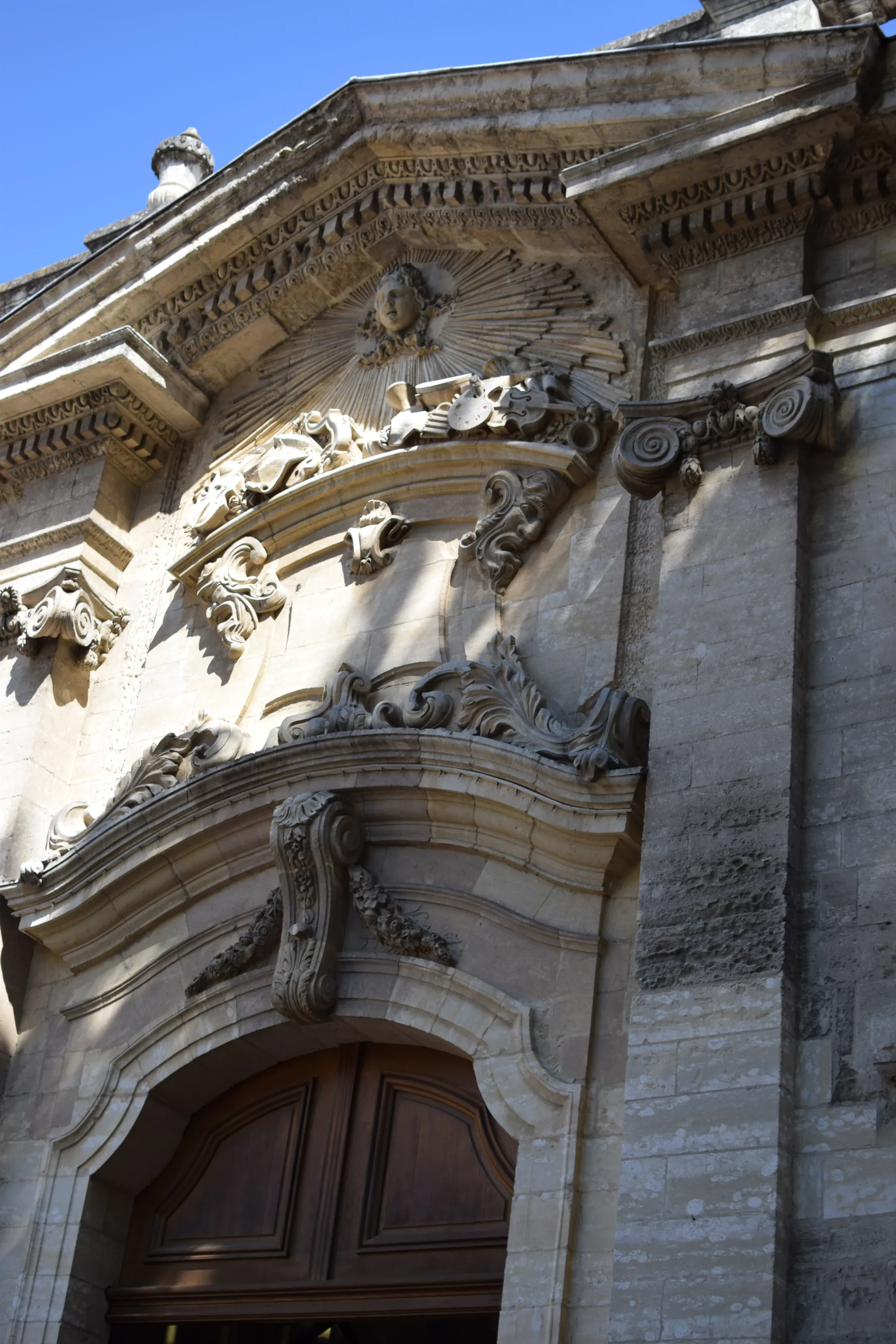 Vue extérieure du majestueux Palais des Papes à Avignon, monument gothique du Moyen Âge