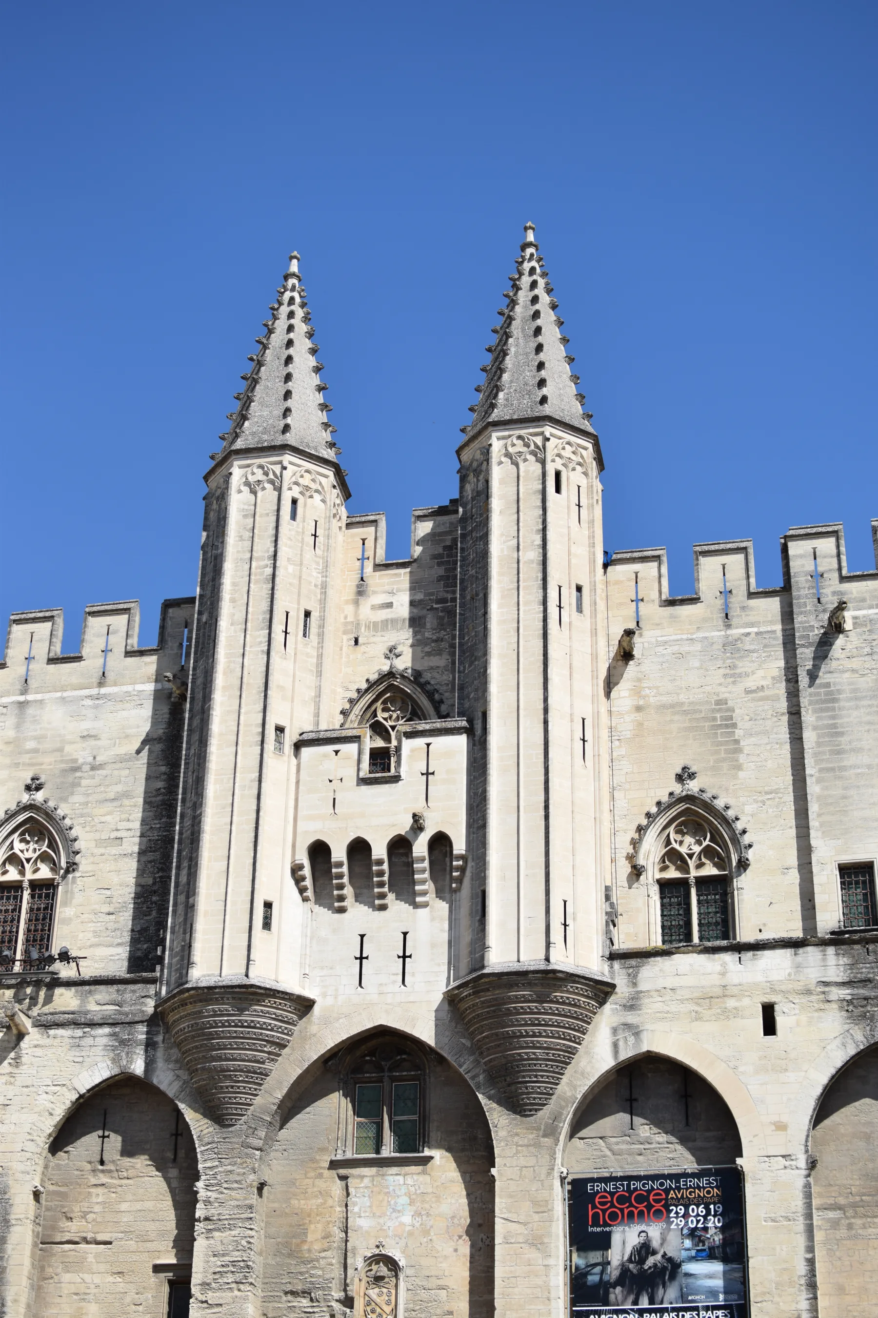 Vue extérieure du majestueux Palais des Papes à Avignon, monument gothique du Moyen Âge