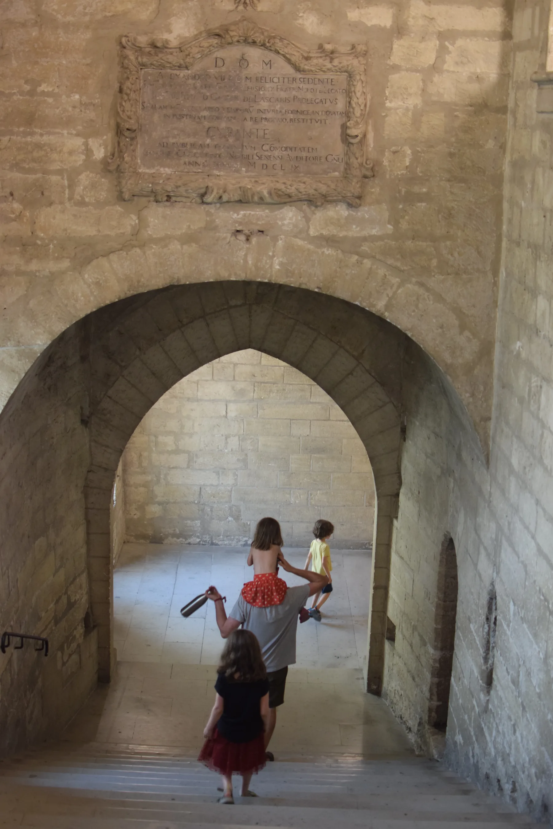Enfants découvrant le Palais des Papes