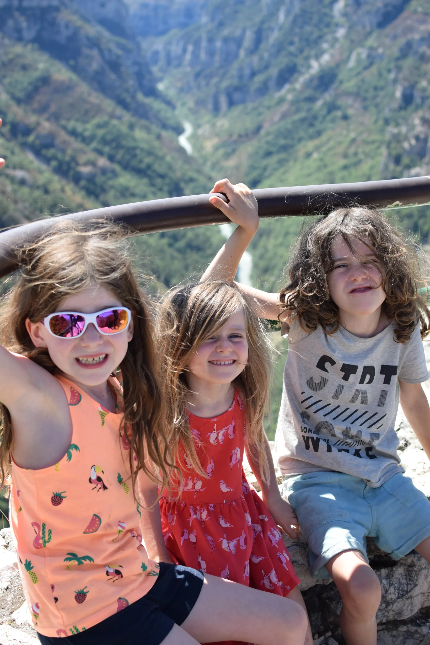 Enfants explorant les Gorges du Verdon