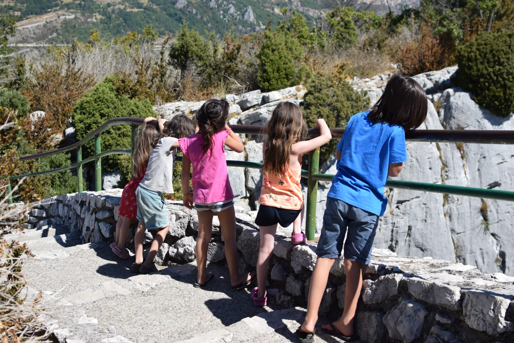 Enfants explorant les Gorges du Verdon