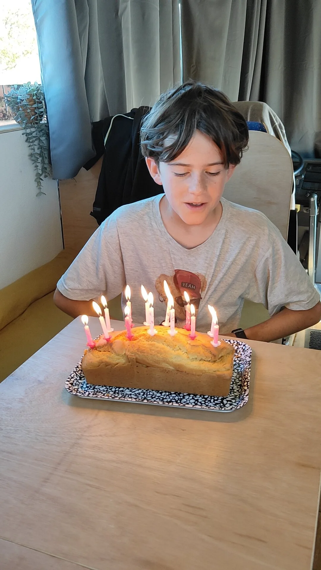 Enfant qui souffle des bougies