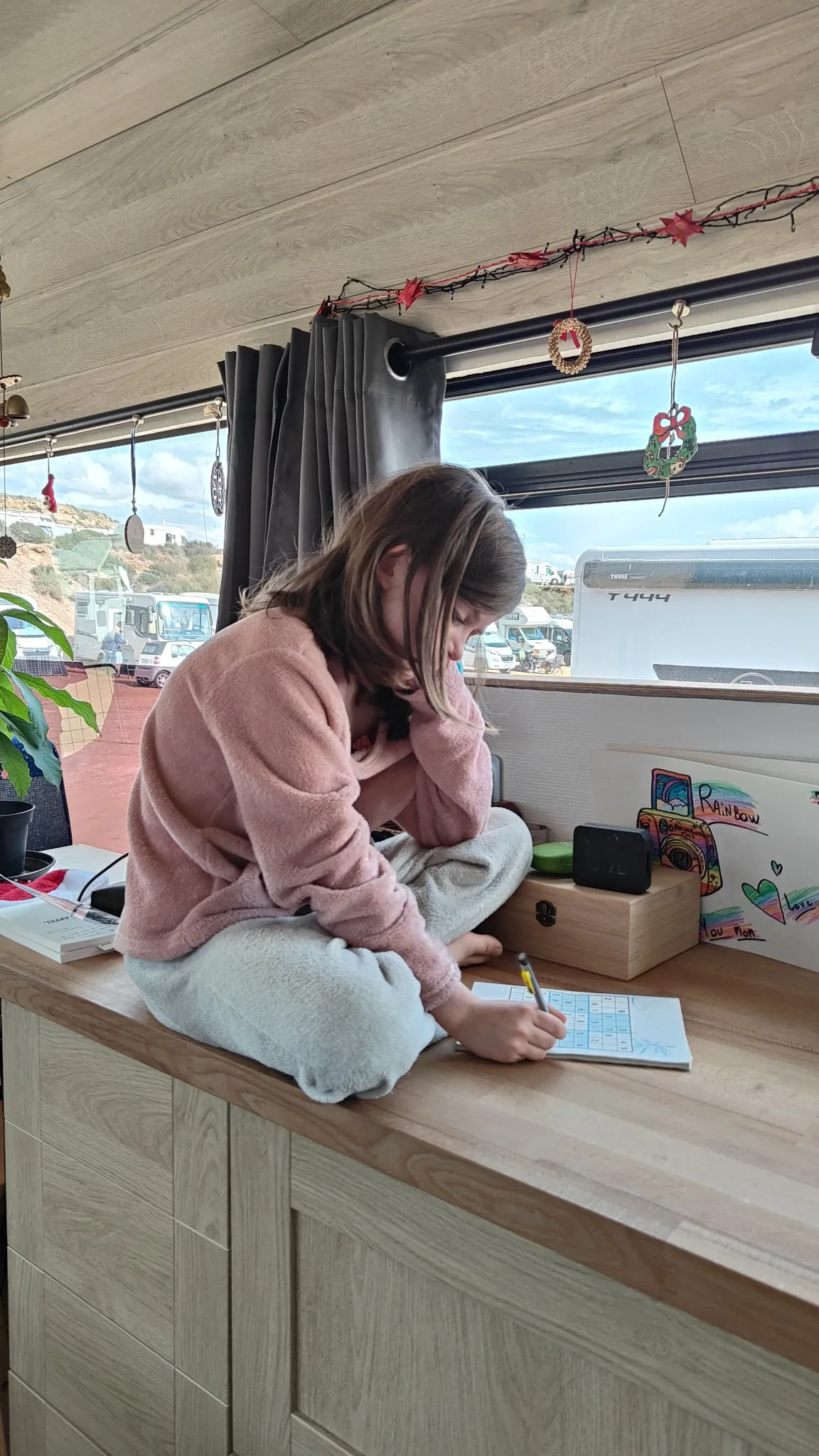 Vie nomade en Espagne : enfants profitant du quotidien en bus