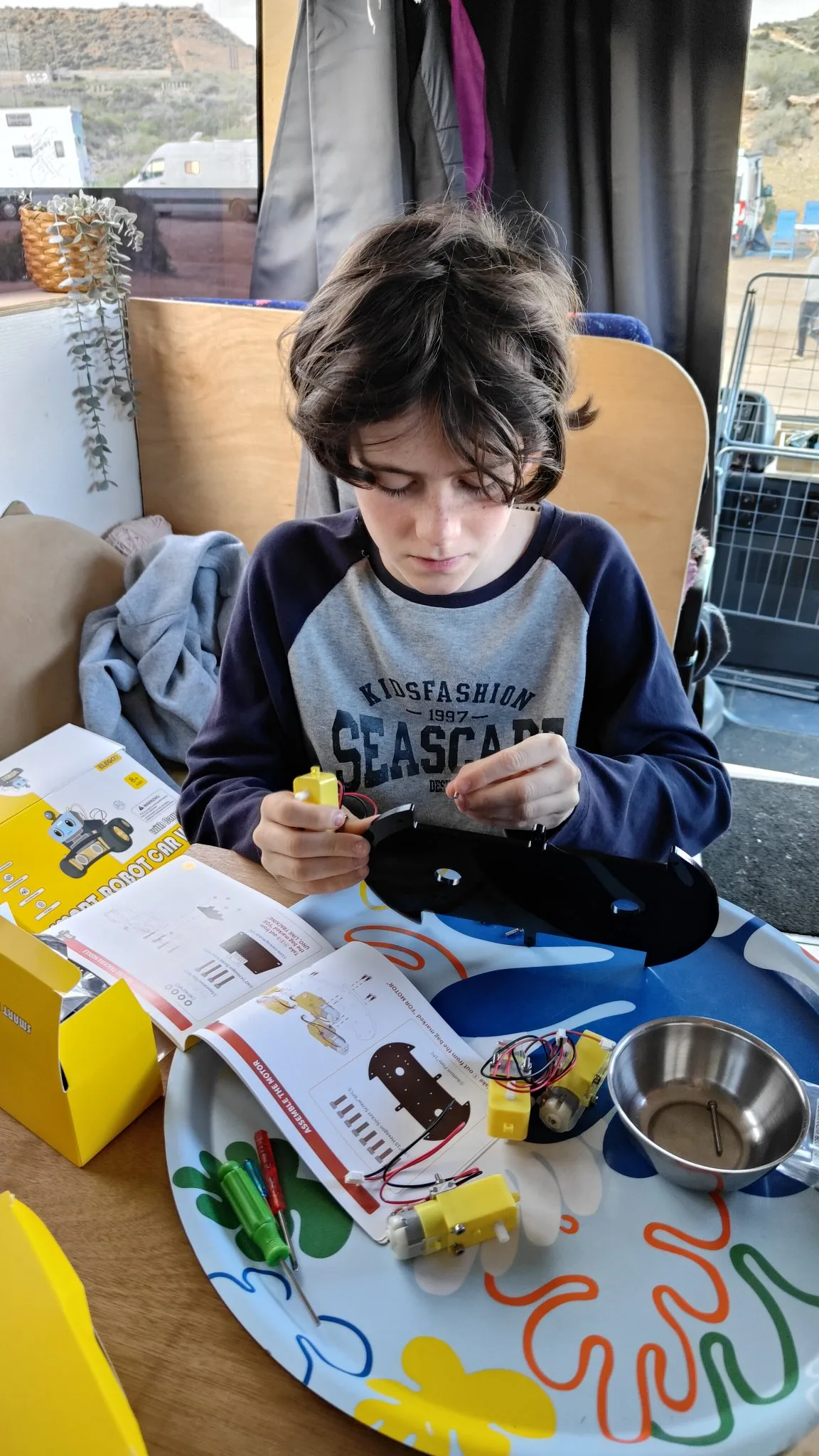 Vie nomade en Espagne : enfants profitant du quotidien en bus