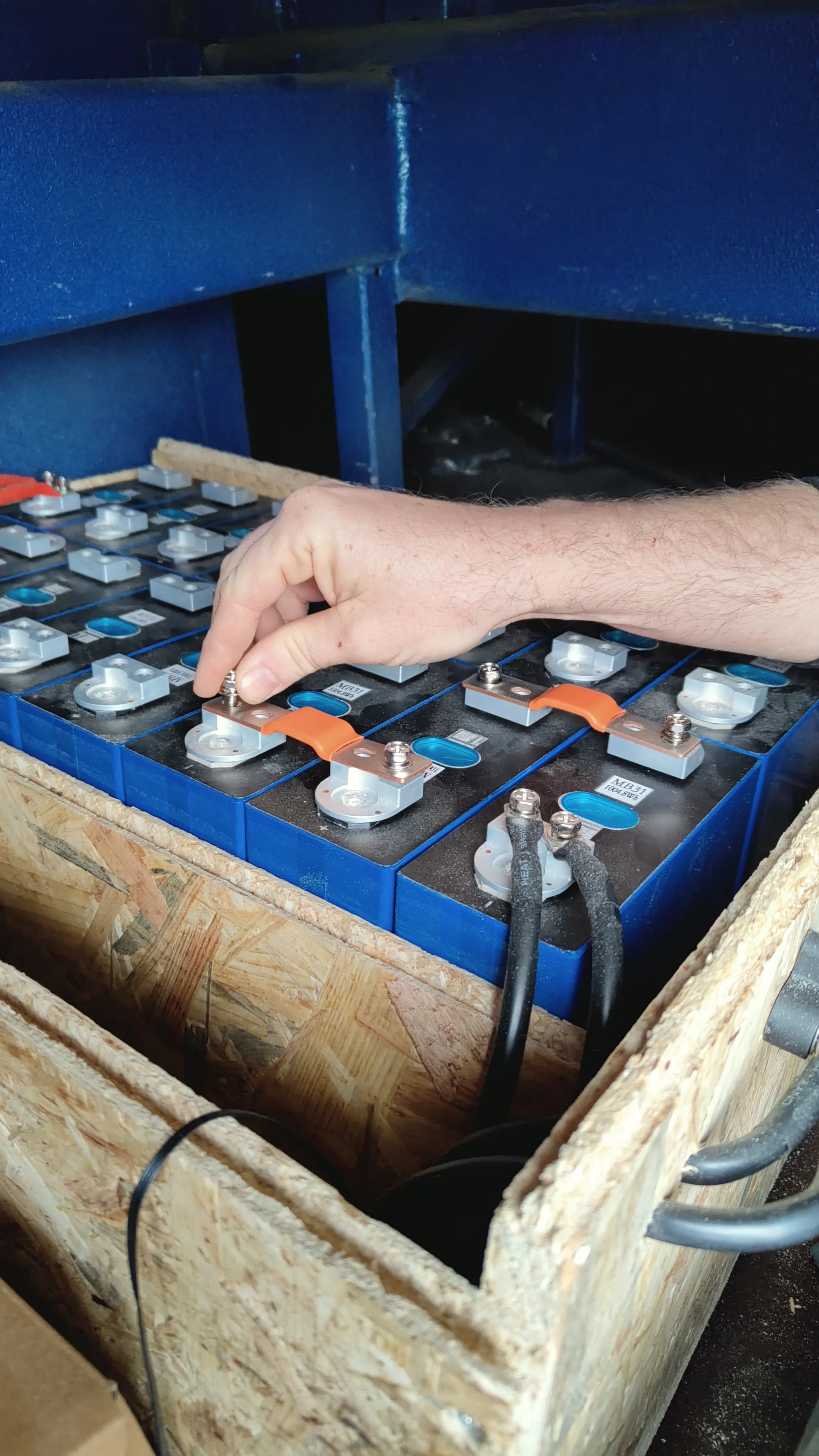 Assemblage des cellules lithium pour créer une batterie sur mesure en van aménagé