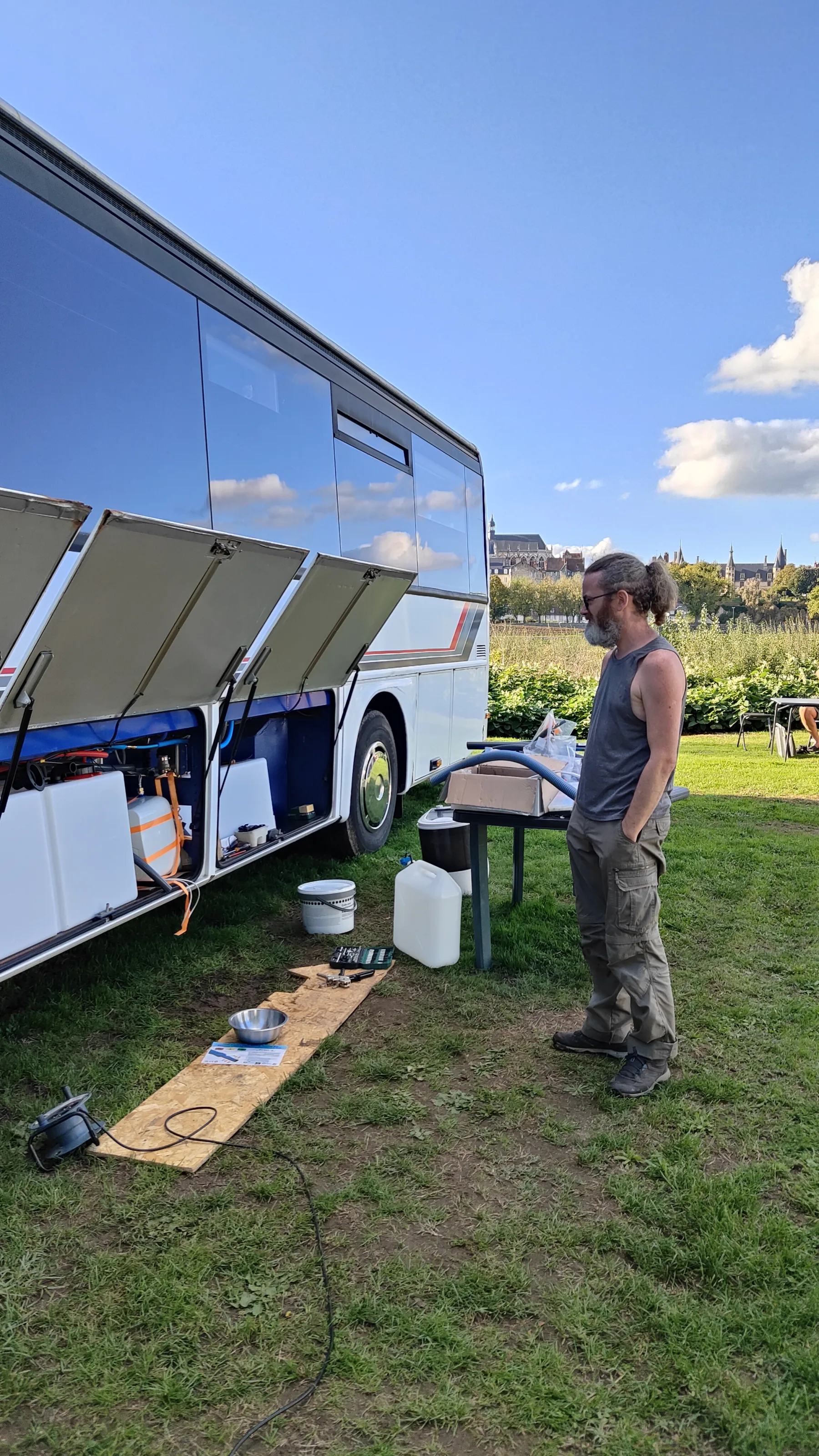 Réservoir d’eau propre de 350 litres installé dans notre bus aménagé