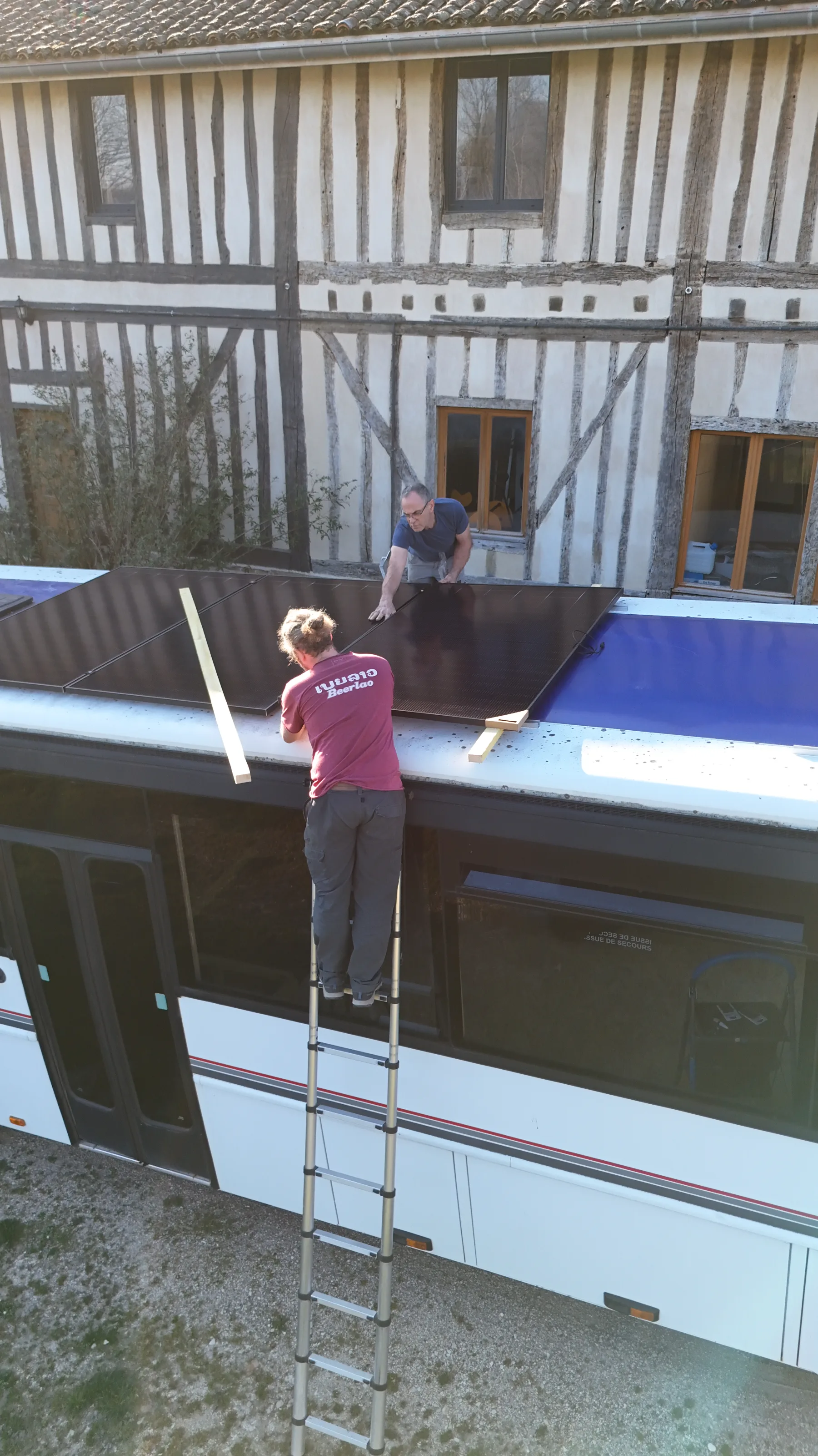 Installation électrique solaire dans notre bus aménagé avec panneaux et système autonome